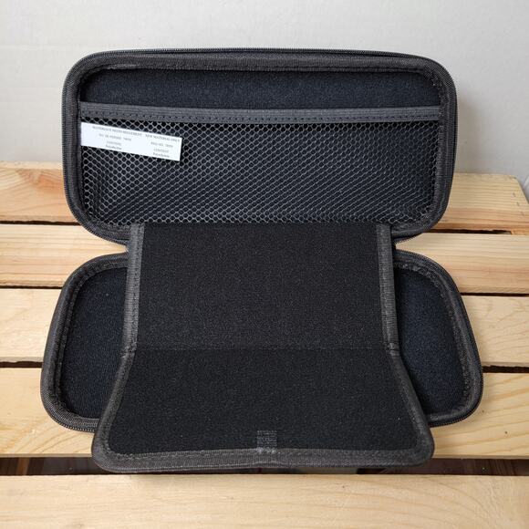Amazon Basics Solid Black Nintendo Switch Zipper Case - Picture 7 of 9